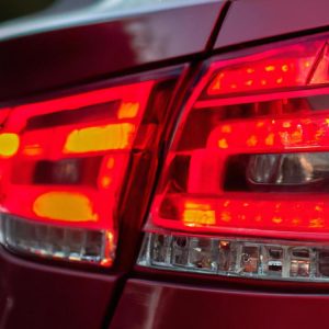 Dlaczego tylne światła w samochodzie są czerwone?